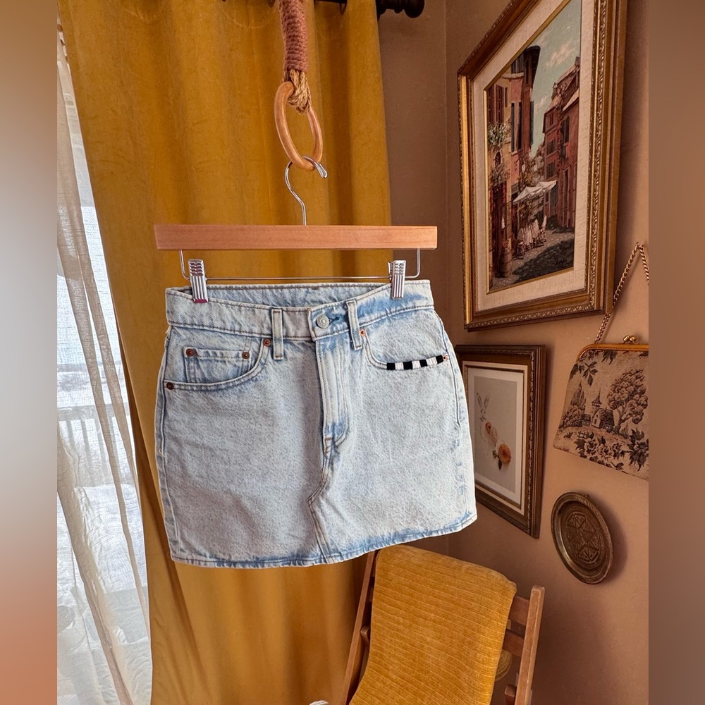Levi’s Y2K Embroidered Denim Mini Skirt W27 Light Wash Patch Detail